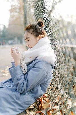 年轻漂亮的女士护士内衣