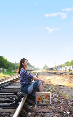 年轻的女孩在办公室推荐香水